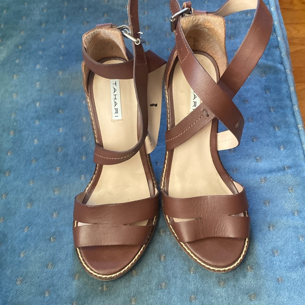 Tahari size 7.5 sandals
